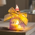 Detailansicht der rosa LED-Kerzenlampe mit Rautenstruktur und goldener Seifenschleife - Lila