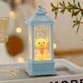 Dettaglio della lanterna LED creativa con un orsetto giallo e glitter mobili all'interno - Stile Orso Blu / Blu