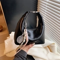 Borsa a mano hobo nera lucida con ciondolo a racchetta da tennis e fibbia in metallo - Nero
