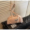 Borsa bowling rosa con fiocco in pizzo bianco e finitura lucida su sfondo di libri - Rosa