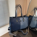Bolso tote grande de denim patchwork con herrajes dorados y correa ajustable - Azul oscuro