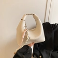 Elegante borsa hobo bianco crema a mezzaluna con ciondolo decorativo in corda intrecciata - Bianco Sporco