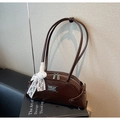 Borsa bowling marrone scuro con fiocco in pizzo bianco e targhetta logo in metallo - caffè