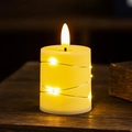 Dettaglio di candela LED a luce calda avvolta in filo di rame su superficie in legno - Piccolo / Avvolto con Luci a Stringa