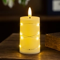 Candela LED con luci calde su tavolo in legno per decorazioni natalizie accoglienti - Medio / Avvolto con Luci a Stringa