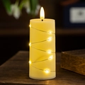 Dettaglio candela LED avorio con filo di luci stellate ed effetto fiamma realistica - Grande / Avvolto con Luci a Stringa