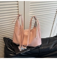 Detail einer rosa Hobo-Tasche aus Leder mit geflochtener Kordel und Metallschild - Rosa
