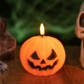 Halloween Kürbis LED-Kerzenlicht in Orange mit Jack-O-Lantern Gesicht auf Holztisch - Einzelkopf Kürbislampe