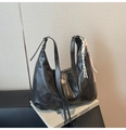 Detailaufnahme der schwarzen Hobo-Tasche mit matten Ledertexturen und Kordelanhänger - Schwarz