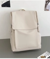 Vue détaillée du sac à dos étanche crème avec grand rabat et poches zippées latérales - Blanc
