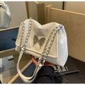 Borsa tote bianca a pieghe con dettaglio farfalla in metallo argentato e tracolla a catena - Bianco Sporco
