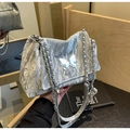 Borsa tote argento metallizzato con texture stropicciata, fibbia farfalla e catena - Grigio