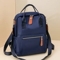 Zaino in nylon blu navy con tiranti in pelle marrone e tasche multiple con cerniera - Blu