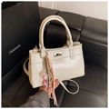 Sac fourre-tout crème élégant avec fermoir rotatif argenté et breloque rose - Blanc avec pendentif
