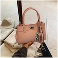 Sac fourre-tout en cuir rose avec fermoir rotatif métallique et breloque ours - Rose avec pendentif