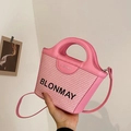 Bolso tipo cubo tejido rosa con adornos de cuero y logotipo BLONMAY en la mano - Rosa