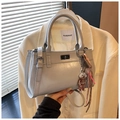 Sac fourre-tout élégant en cuir bleu-gris clair avec fermoir rotatif et breloque - Gris Avec Pendentif