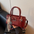 Borsa a tracolla rosso scuro in pelle cerata con doppi manici e ciondolo da tennis - Rosso con Pendente
