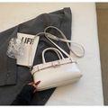 Bolso tipo cubo color crema con hebilla plateada y correa ajustable desmontable - Sin colgante / Blanco Roto