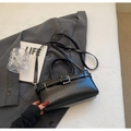 Bolso cubo de cuero negro con herrajes plateados y correa ajustable para el hombro - Sin colgante / Negro
