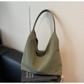 Detalle del bolso tote de pana verde oscuro con textura vertical y correa de hombro de cuero - Verde