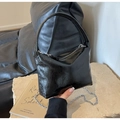 Nahaufnahme der glänzenden Kissen-Tasche aus Leder mit Silberkette und Metallreißverschluss - Schwarz