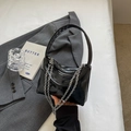 Elegante borsa a cuscino in vernice nera con catena d'argento e tracolla larga - Nero