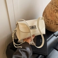Borsa a tracolla beige minimalista con chiusura argento e nappa intrecciata decorativa - Con Ciondolo / Bianco