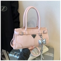 Bolso rosa con logo de triángulo plateado y colgante de lazo para mujer elegante - Con Colgante / Rosa