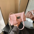 Borsa a tracolla rosa in pelle verniciata con chiusura metallica e nappine - Con Ciondolo / Rosa