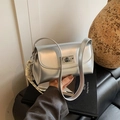 Borsa a mano minimalista argento metallizzato con chiusura a rotazione e nappa - Con Ciondolo / Argento