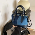 Modieuze patchwork denim Boston tas met donkerblauwe leren bies en gouden beslag - Donkerblauw Met Lichtblauw