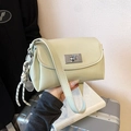 Sac bandoulière vert clair chic avec boucle argentée et breloque raquette de tennis - Avec Pendentif / Vert