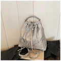 Primer plano del bolso saco plateado metalizado con lazo ajustable y textura arrugada - Plateado