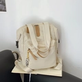 Mochila minimalista de nailon beige con múltiples bolsillos y colgante de oso plateado - Blanco Crema Con Colgante