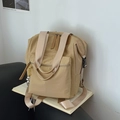 Mochila de nailon caqui de gran capacidad con colgante de oso plateado elegante - Caqui Con Colgante