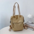 Mochila y bolso tote multifuncional de nailon color caqui en un ambiente minimalista - Caqui Sin Colgante