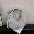 Bolso bandolera gris claro plisado en forma de media luna con diseño moderno y amplio - Gris