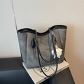 Dunkelgraue Shopper-Tasche mit schwarzen Henkeln und süßem weißem Lamm-Anhänger - Mit Anhänger / Dunkelgrau
