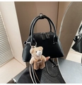 Detail der schwarzen matten Bowling-Tasche aus Leder mit Bärenanhänger und Doppelreißverschluss - Schwarz mit Anhänger