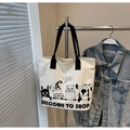 Dettaglio della borsa tote in tela bianco sporco con stampe di animali su supporto - Nero
