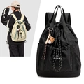 Detalle de la mochila de nailon con cordón, colgante de béisbol y tejido texturizado - Con Colgante / Negro