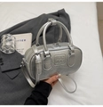 Détail du sac à main argenté métallisé avec texture embossée UOR UOR et double fermeture - Sans pendentif / Argent