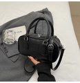 Vue détaillée du mini sac bowling noir avec logo embossé et finitions métalliques - Sans pendentif / Noir