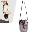 Detalle del mini bolso bandolera impermeable con cierre de cordón y logotipo de marca - Morado