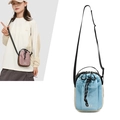 Detalle de bolsos tipo cubo impermeables en púrpura y azul con correas ajustables - Azul