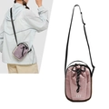Detalle del bolso bandolera de nailon impermeable con cordón y ribete de color - Rosa