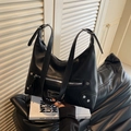 Borsa tote a mezzaluna nera in ecopelle con rivetti argentati e chiusure a zip - Nero