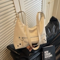 Borsa hobo vintage bianca in pelle lucida con cerniere e rivetti argentati - Bianco Sporco