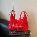 Borsa hobo in pelle rossa con borchie argentate e hardware metallico stile biker - Borgogna